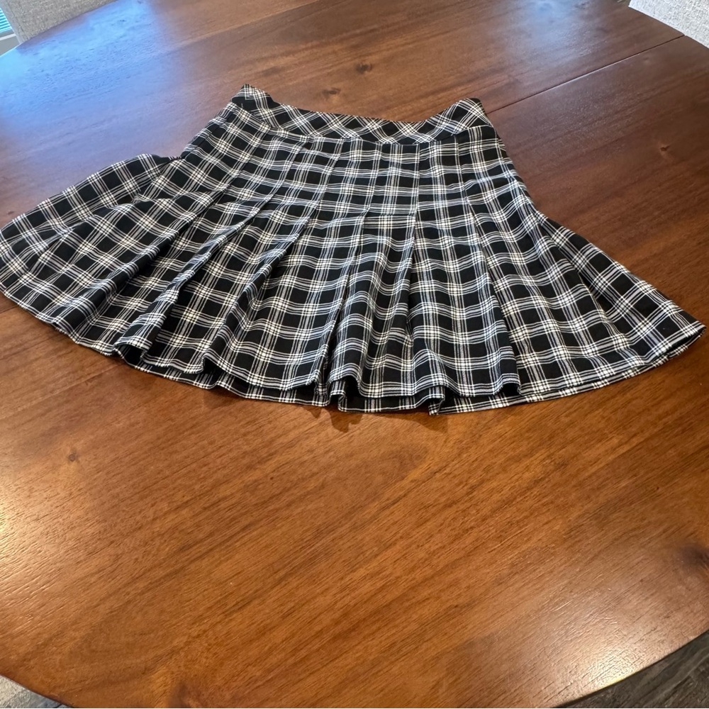 H&M Divided Black & White Plaid Pleated Skirt Size 6